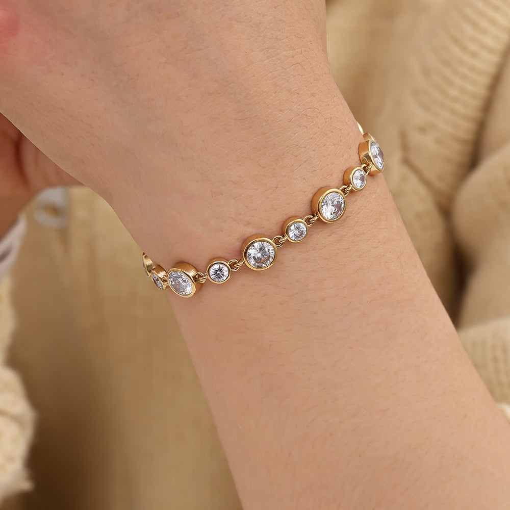 Harper Bezel Tennis Armbånd - Guldbelagt, Zirkonias sten & Vandfast