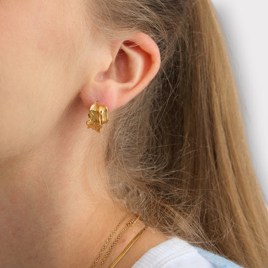 Elara Wave Hoops Øreringe - Guldbelagt & Vandfast