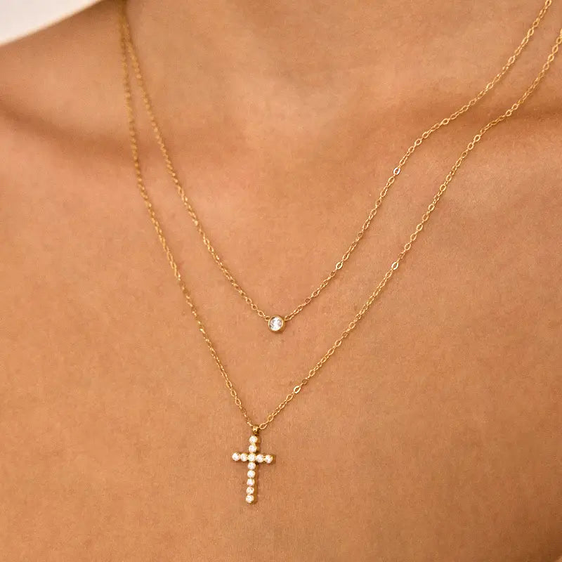 Layered Cross Halskæde med Krystalvedhæng - Guldbelagt & Vandfast