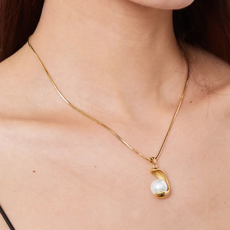 Crescent Pearl Halskæde - Guldbelagt & Vandfast