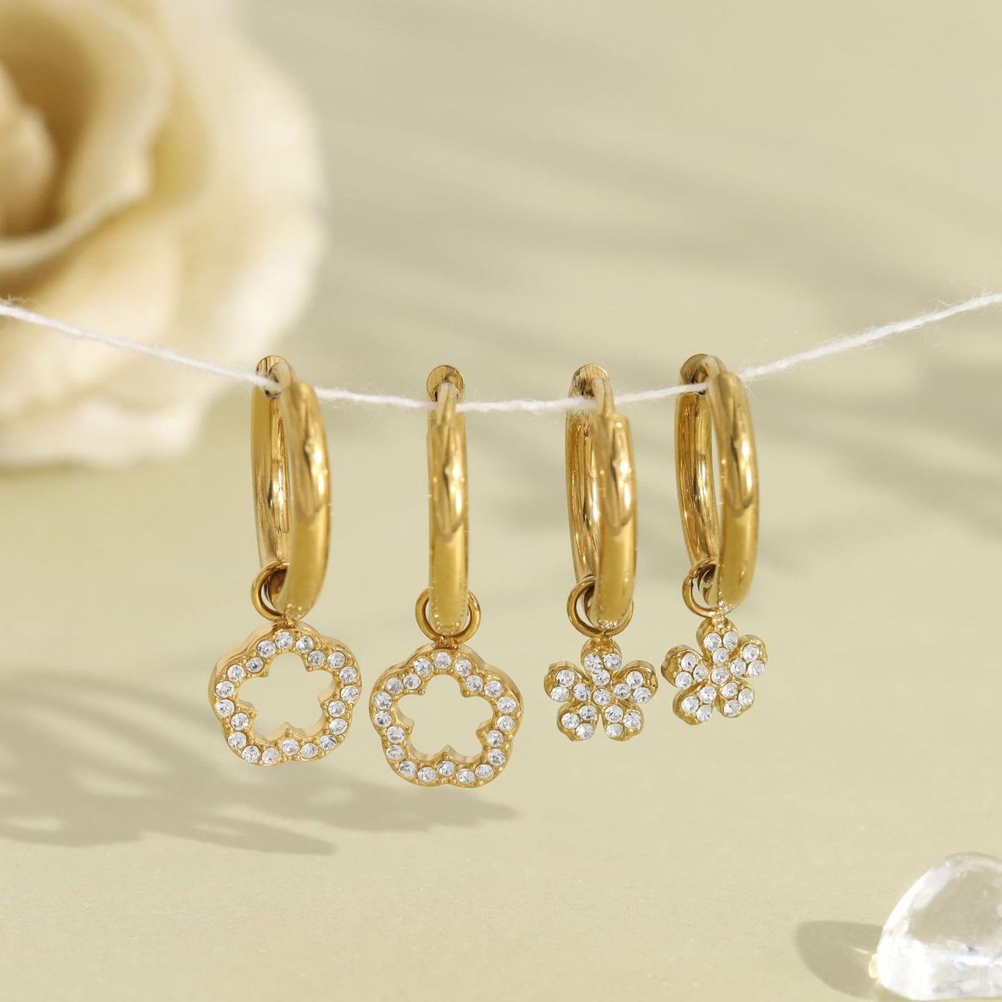 Blomster Creoler med Krystaller-Guldbelagt, Zirconia sten & Vandfast